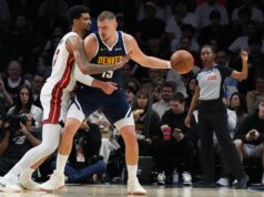 Nikola Jokic de los Nuggets sufre una lesión en la rodilla y abandona el juego en Miami