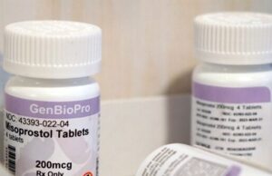 Médico de Ohio acusado de presuntamente alimentar a la fuerza con pastillas abortivas a su novia