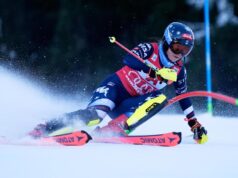 Mikaela Shiffrin mantiene su racha con una remontada en el slalom nocturno de la Copa del Mundo