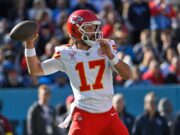 El mariscal de campo de los Chiefs, Gardner Minshew, fue eliminado del juego por los Titans por una lesión en la rodilla