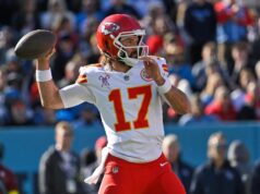 El mariscal de campo de los Chiefs, Gardner Minshew, fue eliminado del juego por los Titans por una lesión en la rodilla