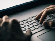 Estafadores que se hacen pasar por funcionarios de Mahanagar Gas engañan a un anciano con 4,98 rupias lakh