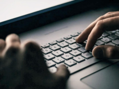 Estafadores que se hacen pasar por funcionarios de Mahanagar Gas engañan a un anciano con 4,98 rupias lakh