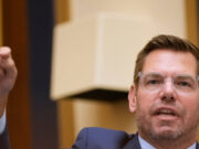 El representante Eric Swalwell compara a Jesús, María y José con inmigrantes ilegales en Navidad