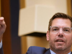 El representante Eric Swalwell compara a Jesús, María y José con inmigrantes ilegales en Navidad