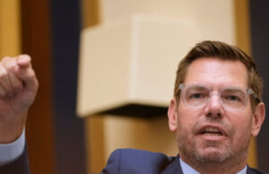 El representante Eric Swalwell compara a Jesús, María y José con inmigrantes ilegales en Navidad