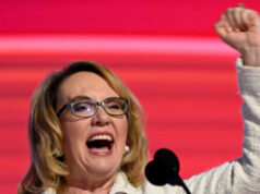 Giffords insta al Congreso a actuar antes de que se conozcan los detalles del tiroteo en Brown U