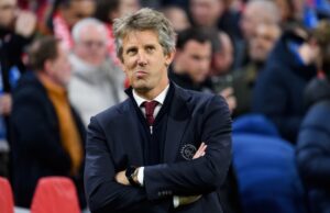 Edwin van der Sar reacciona ante los problemas defensivos del Manchester United y la actuación de Senne Lammens