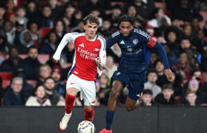 El amistoso del Manchester United con el Arsenal deja al niño maravilloso de los Gunners, Max Dowman, con daño en los ligamentos