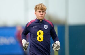 Man Utd anuncia el fichaje del maravilloso portero Charlie Hardy, James Overy reacciona