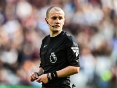 El árbitro de la Premier League alcanzará un hito tras la cita entre Man Utd y West Ham