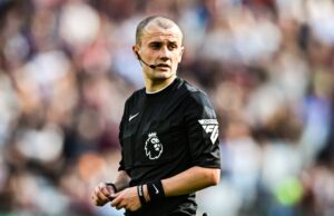 El árbitro de la Premier League alcanzará un hito tras la cita entre Man Utd y West Ham