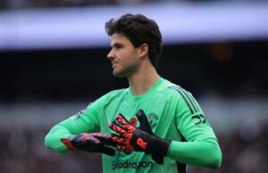 Cómo se compara la distancia de tiro de meta de Senne Lammens en Man Utd y el porcentaje de salvamento con Altay Bayindir