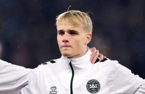 El centrocampista Victor Froholdt gana el premio en medio del interés del Manchester United, sigue dos fichajes de los Red Devils