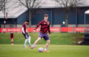 Rafe McCormack brilla en una nueva posición para Man Utd U18, Darren Fletcher tiene otra fuga en sus manos
