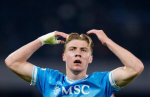 Rasmus Hojlund comparado con el héroe de culto del Manchester United tras anotar dos goles con el Napoli