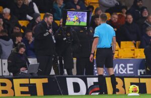 Mark Clattenburg da su opinión sobre el incidente del VAR en Man Utd vs Wolves que “se dará en otras competiciones”