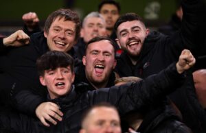 Luke Littler envía un mensaje después del primer partido fuera de casa del Man Utd, Bruno Fernandes responde