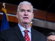 El líder de la mayoría de la Cámara de Representantes, Tom Emmer, exige respuestas de Tim Walz sobre el fraude de 9.000 millones de dólares en materia de asistencia social en Minnesota