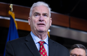 El líder de la mayoría de la Cámara de Representantes, Tom Emmer, exige respuestas de Tim Walz sobre el fraude de 9.000 millones de dólares en materia de asistencia social en Minnesota