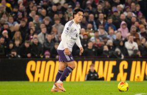 El papel improvisado de Lisandro Martínez llamó la atención de Gary Neville por lo “primero” que hizo para Man Utd en la derrota del Aston Villa.