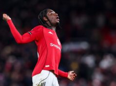 Ayden Heaven felicita a Rubén Amorim tras vencer al Newcastle United