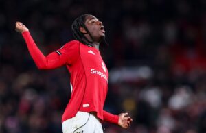 Ayden Heaven felicita a Rubén Amorim tras vencer al Newcastle United