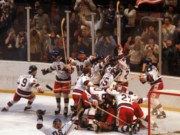 Trump recibe al equipo olímpico de hockey ‘Milagro sobre hielo’ de 1980 en la Casa Blanca para honrar su 45 aniversario