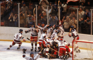 Trump recibe al equipo olímpico de hockey ‘Milagro sobre hielo’ de 1980 en la Casa Blanca para honrar su 45 aniversario
