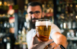 El propietario del bar Pro-ICE Idaho no se deja intimidar por las amenazas