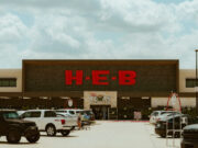 Los compradores navideños obtienen alimentos gratis en una tienda de TX después de la fusión de una computadora