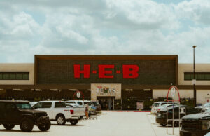 Los compradores navideños obtienen alimentos gratis en una tienda de TX después de la fusión de una computadora