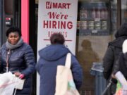 Las solicitudes de desempleo cayeron en 13.000 la semana pasada, los despidos siguen siendo bajos