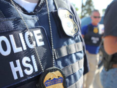 Presunto contrabandista de personas arrestado por arrojar a un migrante enfermo en la carretera fronteriza de Texas para que muriera