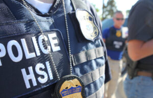 Presunto contrabandista de personas arrestado por arrojar a un migrante enfermo en la carretera fronteriza de Texas para que muriera