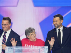 El empleado de Target recibe una gran ovación de decenas de miles en TPUSA