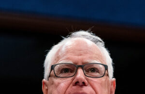 Trump insiste en llamar “retardado” a Tim Walz: “Algo anda mal con él”