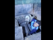 Un agente de policía de Mumbai rescata una pitón de 9 pies de Dharavi