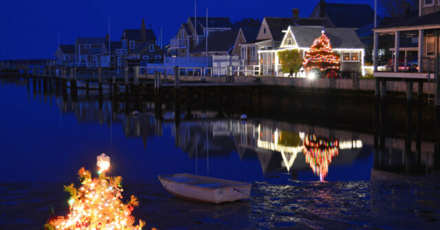 Nantucket-at-Christmastime-640x335.jpg