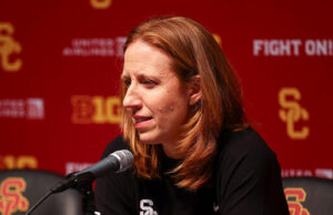 Entrenador de la USC critica a Estados Unidos por tiroteos masivos antes del ataque a Bondi Beach