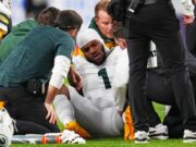 El cazamariscales de los Packers, Micah Parsons, se lastima la rodilla izquierda contra los Broncos