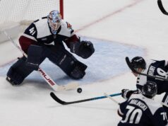 Scott Wedgewood culmina la primera mitad de la temporada con una blanqueada de 32 salvamentos para los Avs