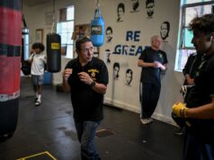 El gimnasio de la Hermandad de la Policía de Denver utiliza el boxeo para construir una comunidad