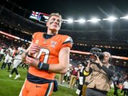 La racha de 11 victorias consecutivas de los Broncos fue detenida por los candentes Jaguars, 34-20