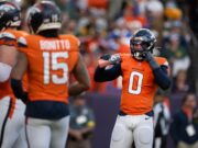 Los Broncos OLB Nik Bonitto y Jonathon Cooper se desaceleran después de un buen comienzo