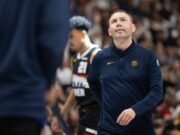 David Adelman expulsado, los Rockets vencieron a los Nuggets 115-101 en Denver