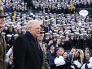 Trump recibe bienvenida de héroe en juego entre ejército y marina y participa en lanzamiento de moneda