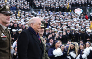 Trump recibe bienvenida de héroe en juego entre ejército y marina y participa en lanzamiento de moneda