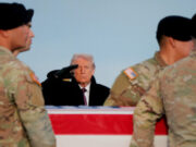 Trump participa en traslado digno de soldados estadounidenses muertos en Siria