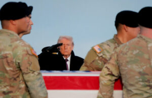Trump participa en traslado digno de soldados estadounidenses muertos en Siria